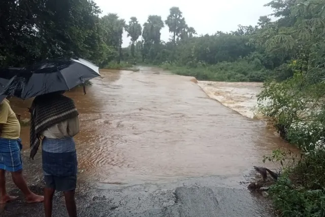 నెల్లిమెట్ల వద్ద రోడ్డుపై ప్రవహిస్తున్న వాగు