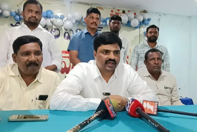 ఎస్సీ కమిషన్ సభ్యుడి పర్యటనలో అధికారుల నిర్లక్ష్యంపై ఆగ్రహం