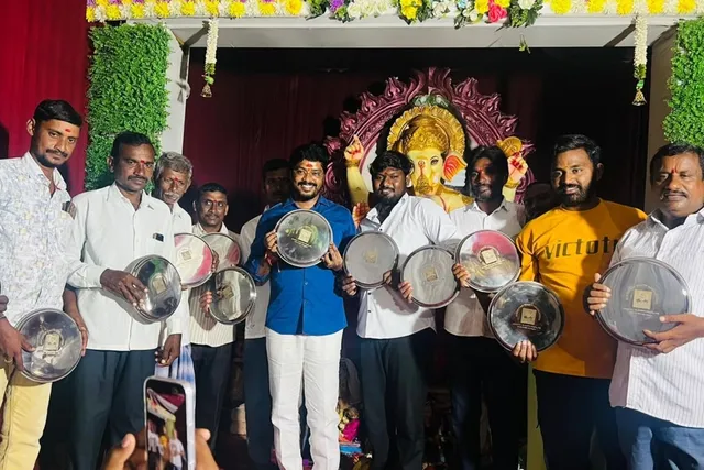100 మంది మహిళలకు వేం చిత్రంతో కూడిన మంగళహారతుల ప్లేట్ల పంపిణి