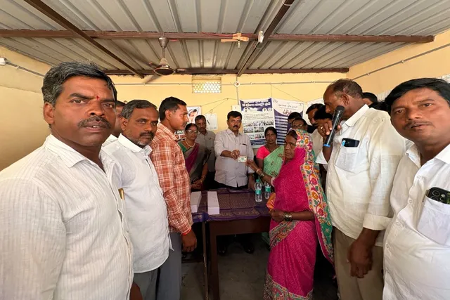 మార్డిలో స్మార్ట్ రేషన్ కార్డుల పంపిణీ చేసిన ఎమ్మెల్యే సంజీవరెడ్డి
