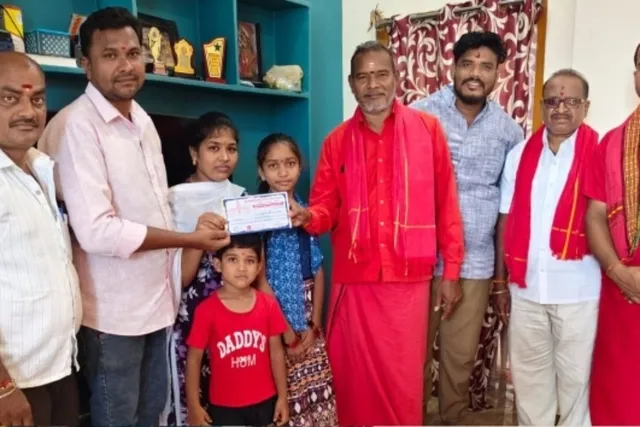 మందిర పునర్నిర్మాణంలో విరాళం అందించిన ప్రశాంత&nbsp;నాగేశ్వర్ దంపతులు