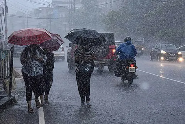 తుఫాన్: ఉత్తరాంధ్రలోని పలు ప్రాంతాల్లో భారీ వర్షాలు