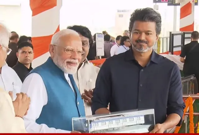 பிரதமர் மோடிக்கு மெட்ரோ ரயில் நினைவுப் பரிசு வழங்கிய முதலமைச்சர்