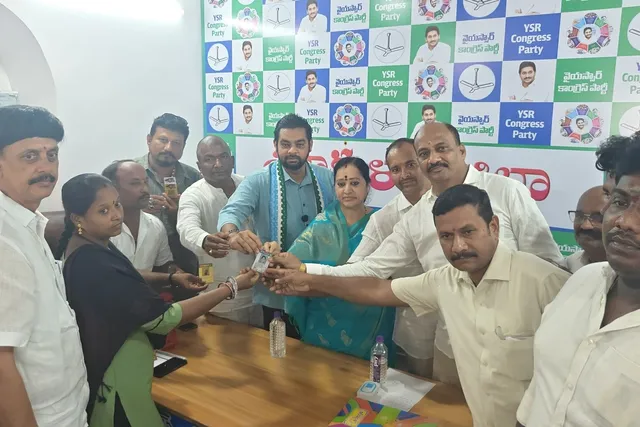 వైఎస్సార్ కాంగ్రెస్ పార్టీ కార్యకర్తలకు ఐడీ కార్డుల పంపిణీ