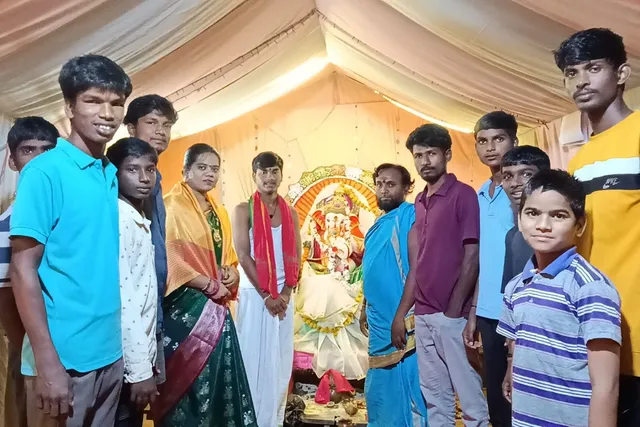 వినాయకుడి పూజలో పాల్గొన్న వార్డు మెంబర్ మద్దుల మాధురి