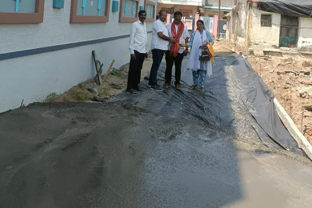 ఎల్లారెడ్డిలో సీసీ రోడ్డు పనులను పరిశీలించిన కౌన్సిలర్, కమిషనర్