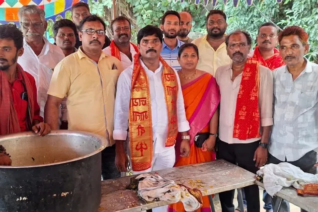 భవానీ భక్తులకు అన్నసమారాధన భవానీ భక్తులకు అన్నసమారాధన