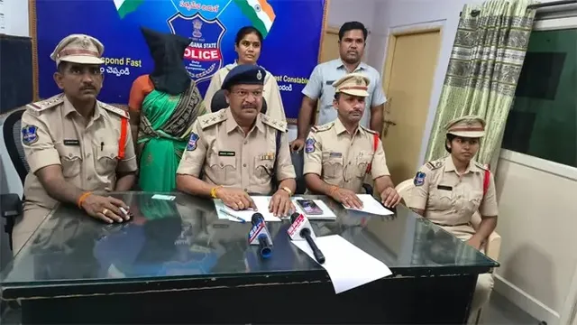 భర్తపై పెట్రోల్ పోసి నిప్పంటించిన భార్య భర్తపై పెట్రోల్ పోసి నిప్పంటించిన భార్య
