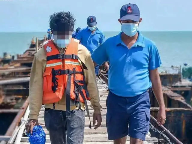 ప్రేమ కోసం శ్రీలంకకు.. అక్రమంగా వెళ్లిన 17 ఏళ్ల కుర్రాడు ప్రేమ కోసం శ్రీలంకకు.. అక్రమంగా వెళ్లిన 17 ఏళ్ల కుర్రాడు