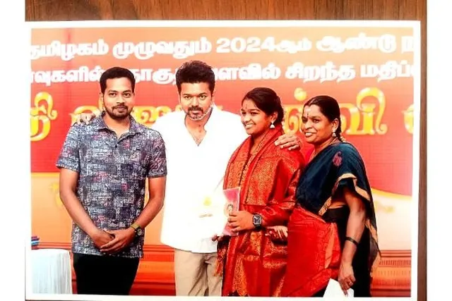மாணவர்களுக்கு கல்வி விருதுகள் வழங்கும் விழா