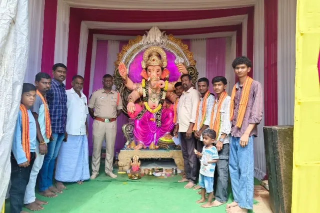 గణేష్ మండపాలను పరిశీలించిన సీఐ, ప్రశాంతంగా ఉత్సవాలు జరపాలని సూచన