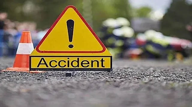 ట్రాలీని ఢీకొన్న వ్యాన్.. ఇద్దరి మృతి