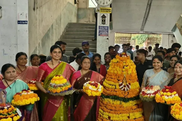 ముందస్తు బతుకమ్మ సంబరాల్లో నాయిని నీలిమ రెడ్డి సందడి ముందస్తు బతుకమ్మ సంబరాల్లో నాయిని నీలిమ రెడ్డి సందడి