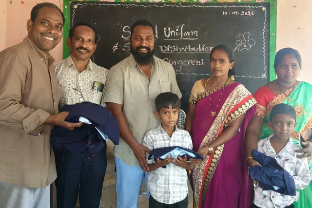 సర్పంచ్ చేతుల మీదుగా విద్యార్థులకు షూ, యూనిఫాం పంపిణీ