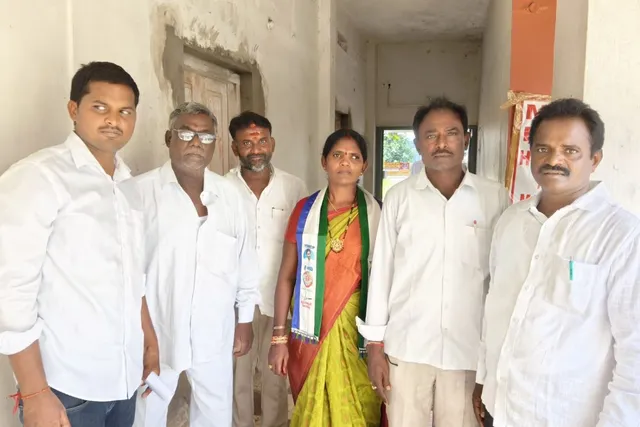 కోమటిపల్లి వైసిపి ఎంపీటీసీ అభ్యర్థిగా సీర కమల నామినేషన్