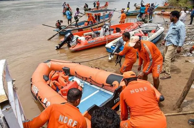వరదల్లో చిక్కుకున్న గర్భిణి.. కాపాడిన NDRF
