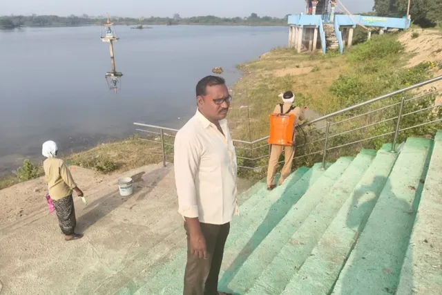 బతుకమ్మ వేడుకలకు ఘాట్ను సిద్ధం చేస్తున్న గ్రామపంచాయతీ బతుకమ్మ వేడుకలకు ఘాట్ను సిద్ధం చేస్తున్న గ్రామపంచాయతీ