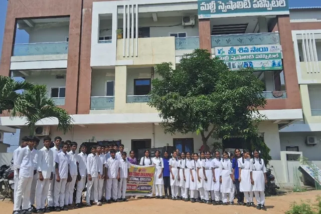 ఆసుపత్రిని సందర్శించిన మోడల్ స్కూల్ విద్యార్థులు