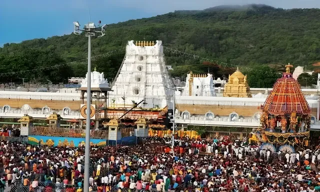 శ్రీవారి సర్వదర్శనానికి 12 గంటల సమయం