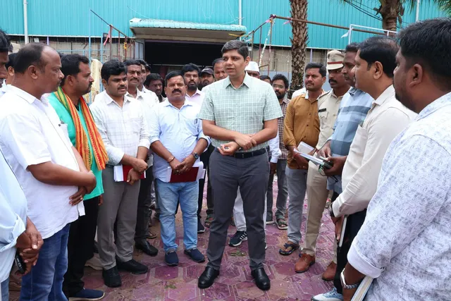 వరి ధాన్యం నిల్వ కేంద్రం కోసం ఫంక్షన్ హాల్ పరిశీలిన