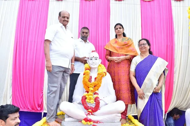 గాంధీ జయంతి వేడుకల్లో ఎమ్మెల్యే యనమల దివ్య, పేదలకు దుస్తులు, అన్నదానం