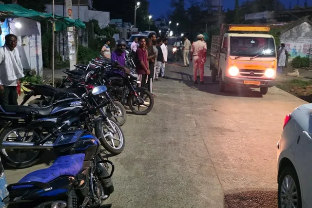 మాల గురజాల గ్రామంలో పోలీసుల తనిఖీ, గుడుంబా స్వాధీనం