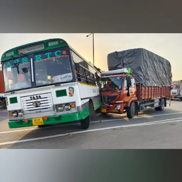 ఆర్టీసీ బస్సును ఢీకొట్టిన డీసీఎం ఆర్టీసీ బస్సును ఢీకొట్టిన డీసీఎం