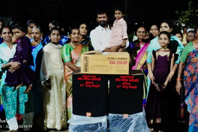 బతుకమ్మ వేడుకలకు డీజే బాక్సులు అందజేత