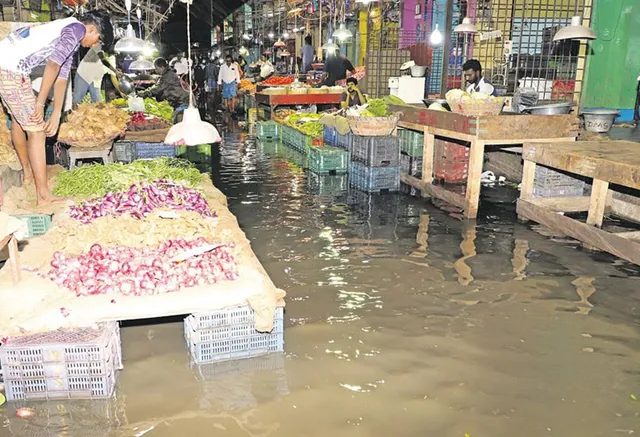 கோயம்பேடு சந்தையில் மழைநீர் தேக்கம்.. வியாபாரிகள், பொதுமக்கள் அவதி