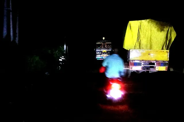 చీకటిమయంగా ప్రభుత్వ కార్యాలయాలకు వెళ్లే రహదారి