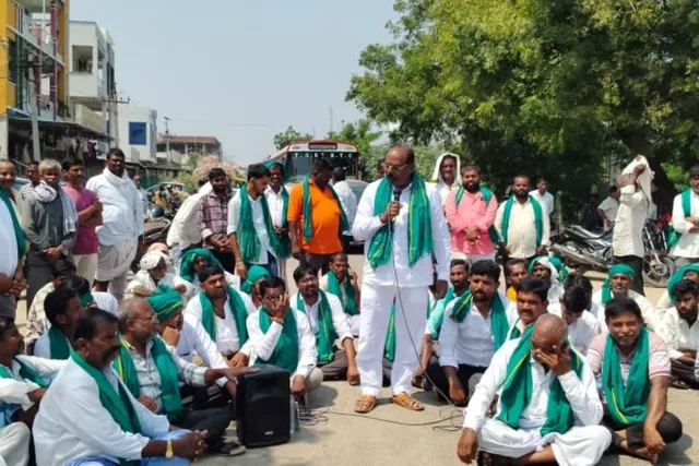 రైతులతో కలిసి మాజీ ఎమ్మెల్యే విజయపాల్ రెడ్డి ధర్నా