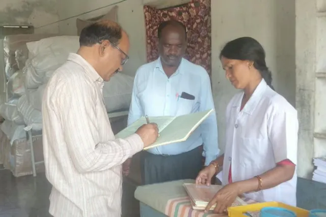 జైనూర్ ఆశ్రమ పాఠశాలను తనిఖీ చేసిన గిరిజన సంక్షేమ శాఖ ఉపసంచాలకుడు