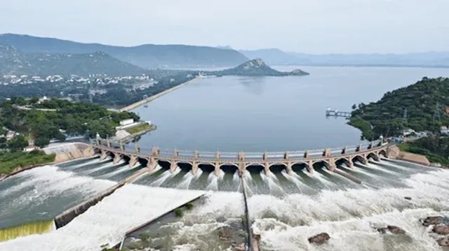 மேட்டூர் அணையில் இருந்து 12,000 கனஅடி நீர் திறப்பு மேட்டூர் அணையில் இருந்து 12,000 கனஅடி நீர் திறப்பு