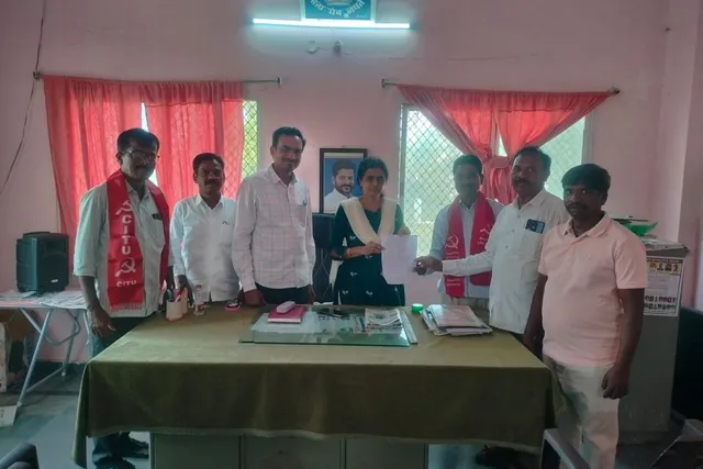 పట్టణాల్లో కూలీలకు ఉపాధి కల్పించాలి.. వ్యవసాయ కార్మిక సంఘం పట్టణాల్లో కూలీలకు ఉపాధి కల్పించాలి.. వ్యవసాయ కార్మిక సంఘం
