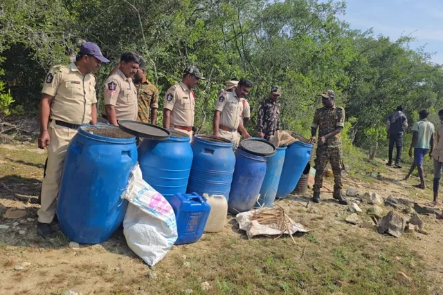 5 వేల లీటర్ల బెల్లం ఊట ధ్వంసం చేసిన పోలీసులు 5 వేల లీటర్ల బెల్లం ఊట ధ్వంసం చేసిన పోలీసులు