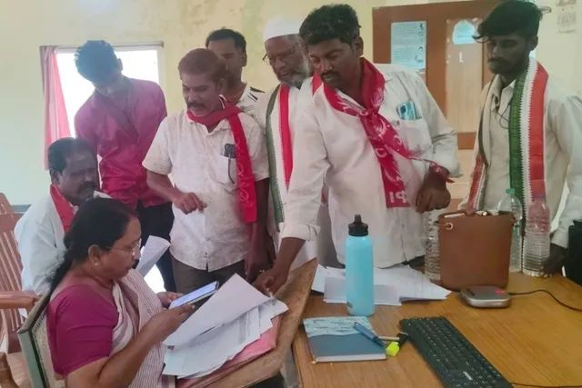కలుషిత నీటిపై సీపీఐ, కాంగ్రెస్ ఆగ్రహం కలుషిత నీటిపై సీపీఐ, కాంగ్రెస్ ఆగ్రహం