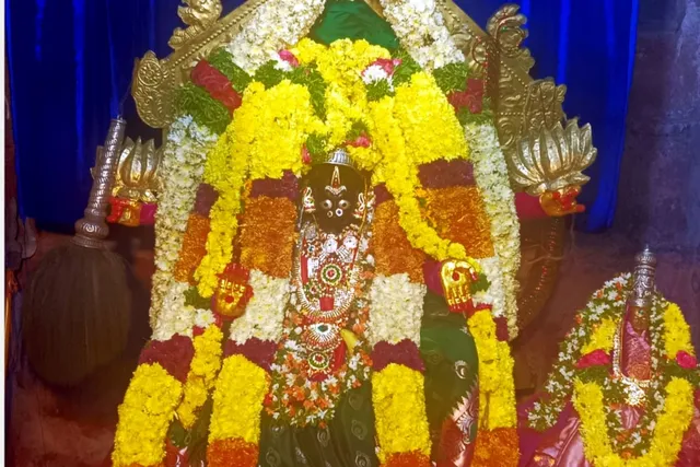 బాపట్లలో ఆదిలక్ష్మీ దేవిగా భక్తులకు కనువిందు చేసిన అమ్మవారు