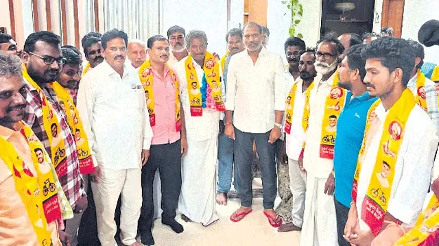 వైసీపీ నుంచి టీడీపీలోకి 25 కుటుంబాలు
