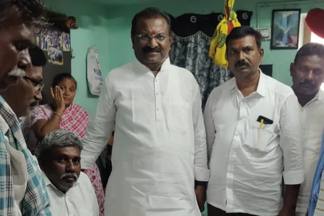 పెద్దకడబూరులో టీడీపీ కార్యకర్త ఇమ్మానియేల్ పరామర్శ