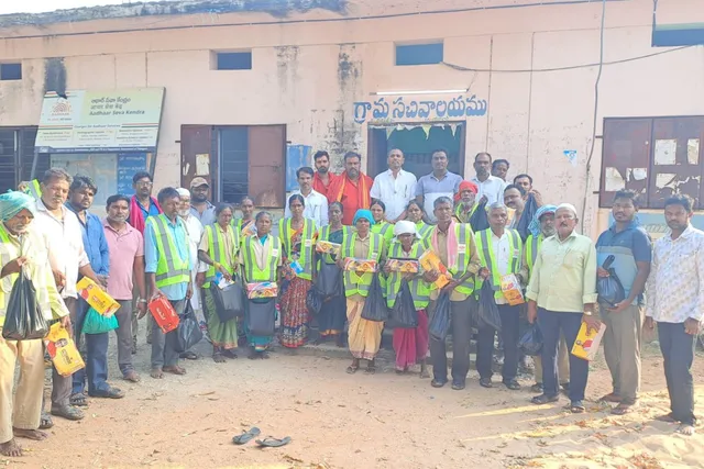 గ్రామ పంచాయతీ సిబ్బందికి నిత్యవసర వస్తువులు పంపిణీ