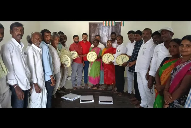 జలాల్ పూర్ లో ఇందిరమ్మ ఇళ్ల లబ్ధిదారులకు గోడ గడియారాలు పంపిణీ