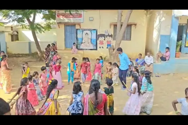 కండ్లపల్లి ప్రాథమిక పాఠశాలలో బతుకమ్మ వేడుకలు కండ్లపల్లి ప్రాథమిక పాఠశాలలో బతుకమ్మ వేడుకలు