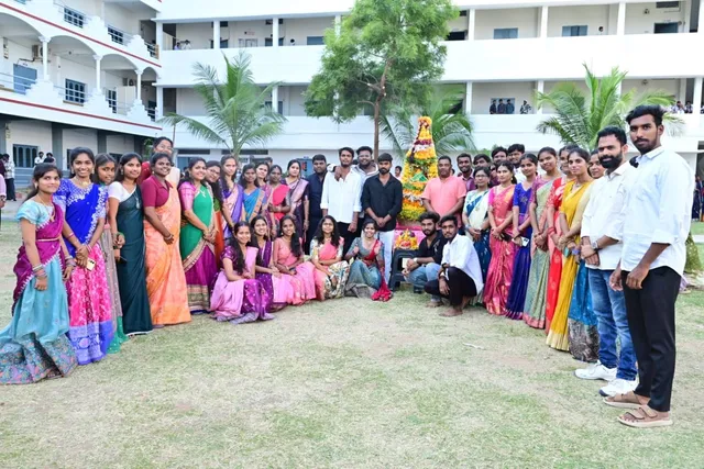 జేపీఎన్సీఈ కళాశాలలో ఘనంగా బతుకమ్మ సంబరాలు జేపీఎన్సీఈ కళాశాలలో ఘనంగా బతుకమ్మ సంబరాలు