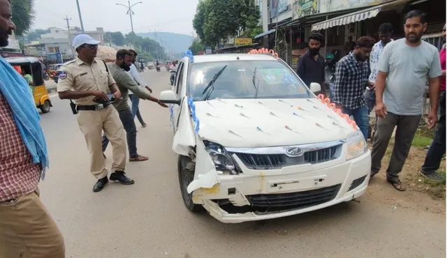 పాల్వంచ KSP రోడ్‌లో ఆటో - కారు ఢీ