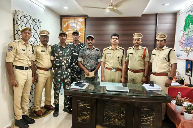 గోదావరిలో ఆత్మహత్యాయత్నం: వృద్ధుడిని కాపాడిన పోలీసులు