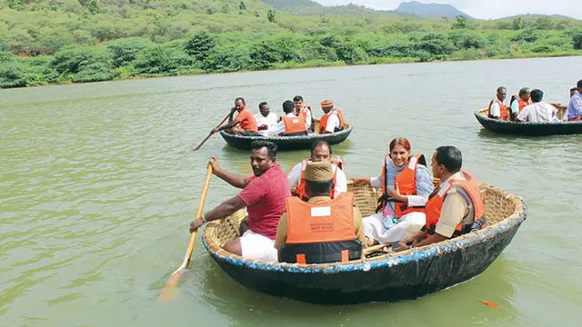 ஒகேனக்கல்லில் 13 நாட்களுக்குப் பிறகு பரிசல் சவாரி மீண்டும் தொடக்கம் ஒகேனக்கல்லில் 13 நாட்களுக்குப் பிறகு பரிசல் சவாரி மீண்டும் தொடக்கம்
