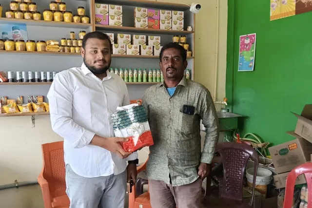 అభివర్షిత్ రెడ్డి ఆధ్వర్యంలో100 మట్టి వినాయక విగ్రహాల పంపిణీ అభివర్షిత్ రెడ్డి ఆధ్వర్యంలో100 మట్టి వినాయక విగ్రహాల పంపిణీ