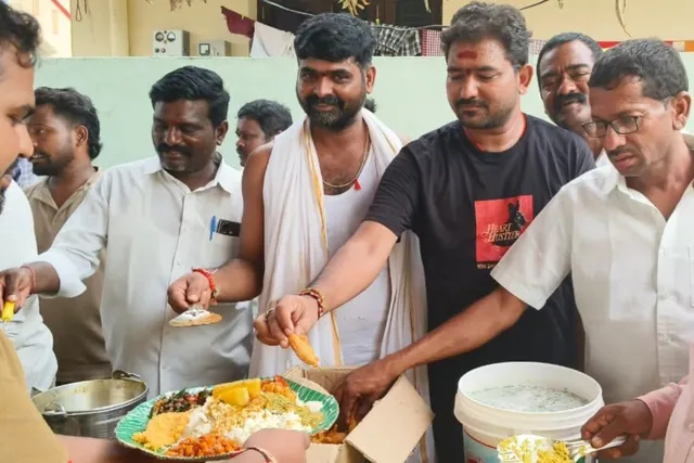 గణపతి పూజలో భక్తులకు అన్నప్రసాద వితరణ