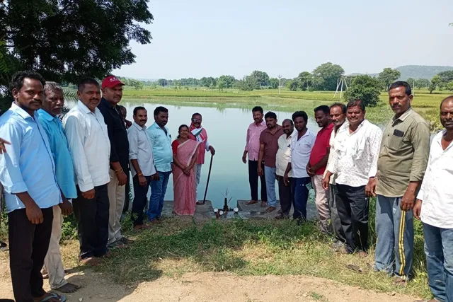 దుబ్బాక గ్రామంలో పంట పొలాలకు తూము నీరు విడుదల దుబ్బాక గ్రామంలో పంట పొలాలకు తూము నీరు విడుదల