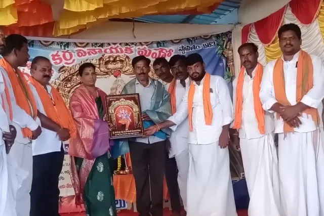 భోసిలో రూ. 71 వేలు పలికిన వరసిద్ధి కర్ర వినాయక లడ్డూ